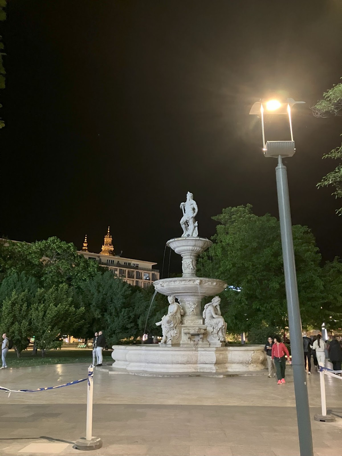 Las 56 mejores cosas que hacer en Budapest es hu img 73623 10 Fuente Danubius, plaza Erzsébet | Budapest | Hungría