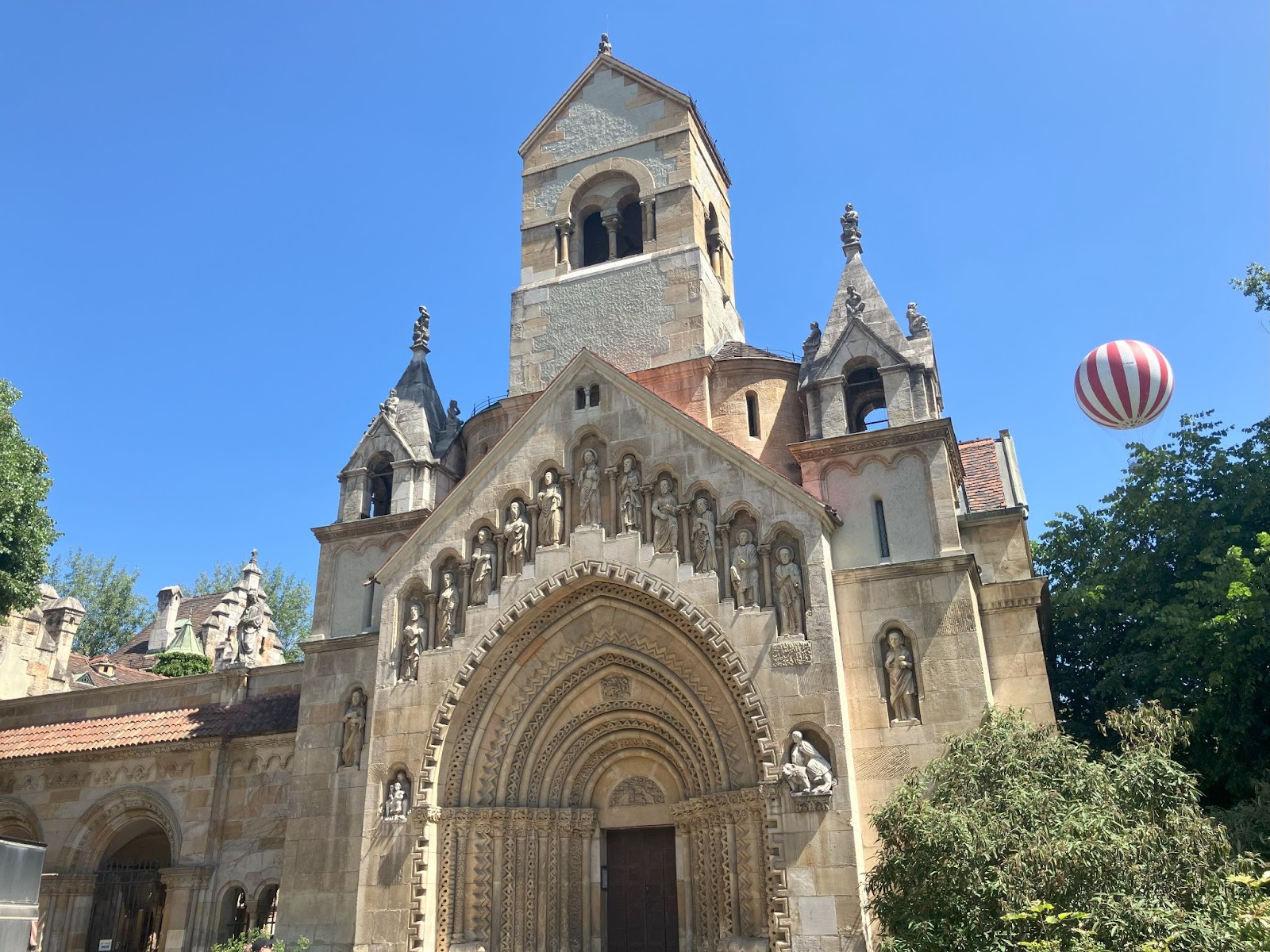 Las 56 mejores cosas que hacer en Budapest es hu img 73623 12 Capilla de Ják, castillo de Vajdahunyad | Budapest | Hungría