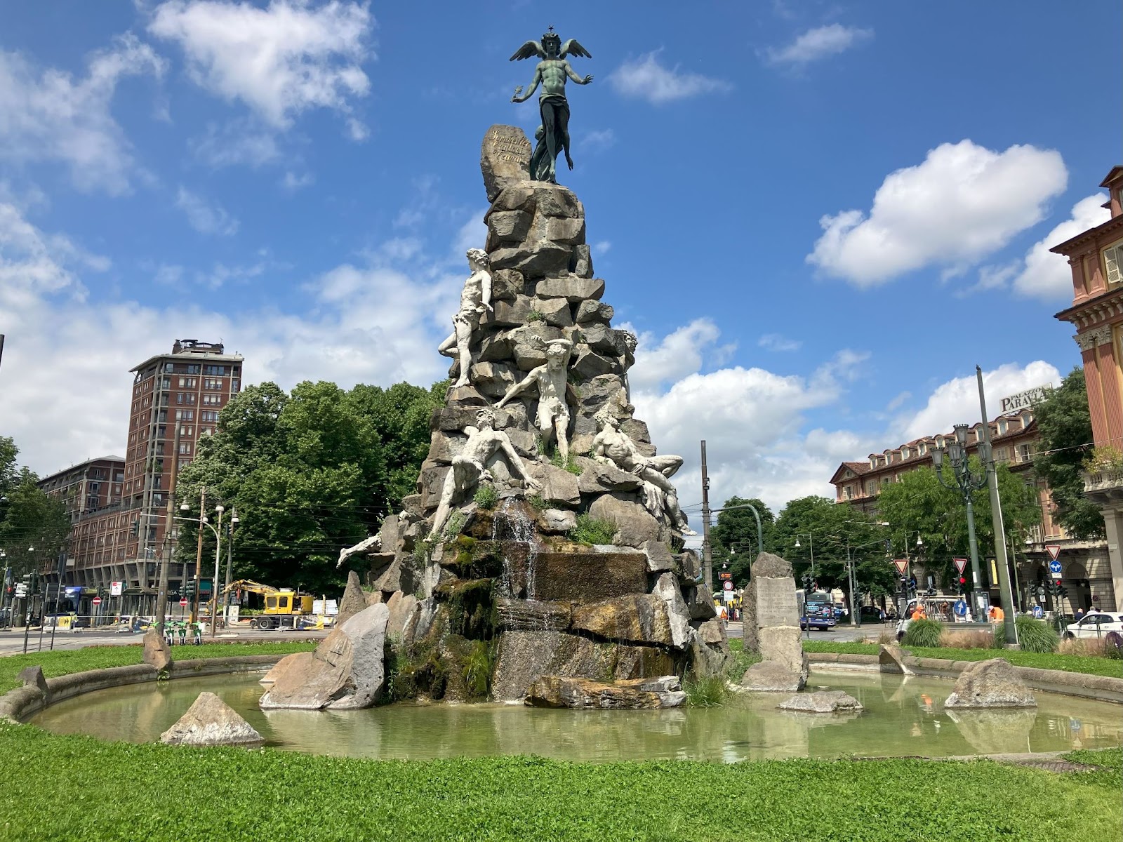 Itinerario de un día en Turín: ¿vale la pena visitarla? es img 75811 37 Fontana del Frejus | Turín | Italia