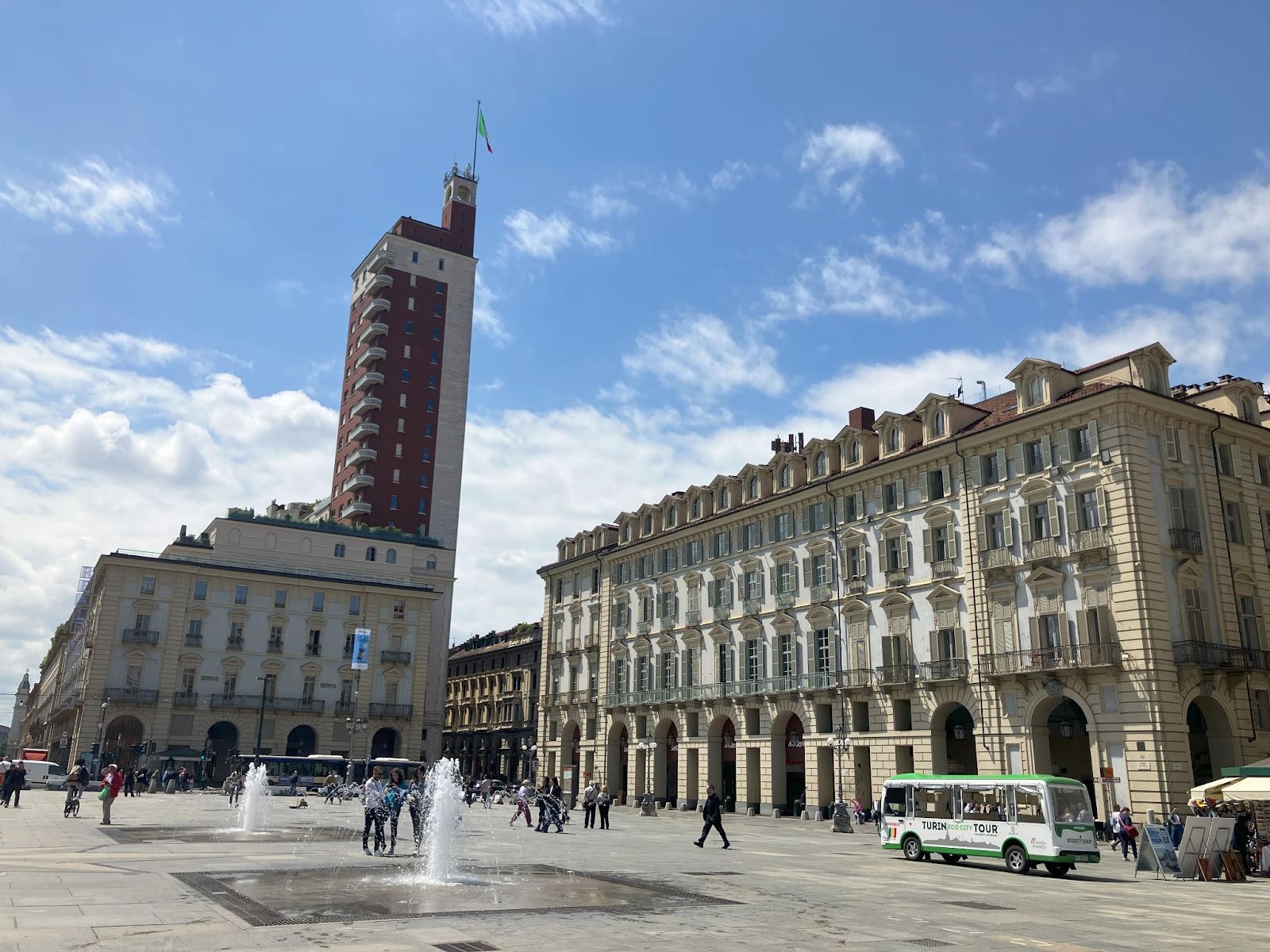 Itinerario de un día en Turín: ¿vale la pena visitarla? es img 75811 40 Piazza Castello con la Torre Littoria | Turín | Italia