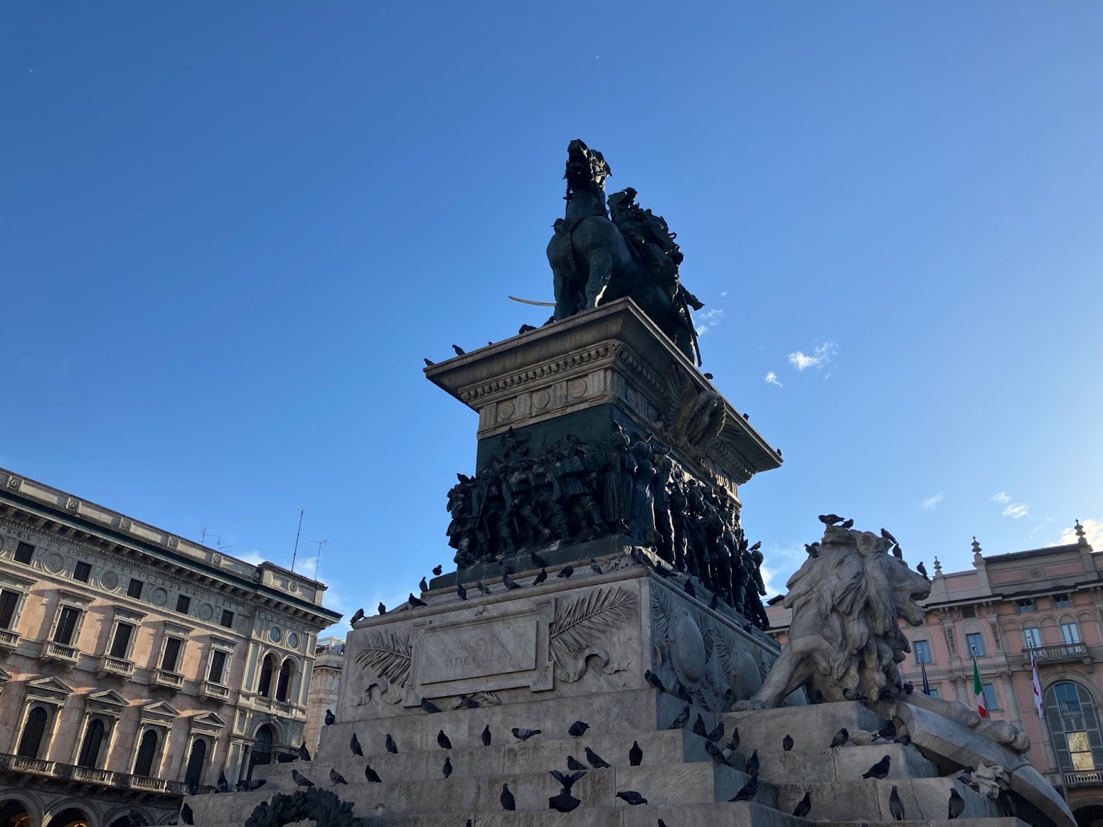 Itinerario de 3 días en Milán: la guía definitiva para tu viaje es img 75823 15 1 Estatua de Vittorio Emanuele II | Milán | Italia