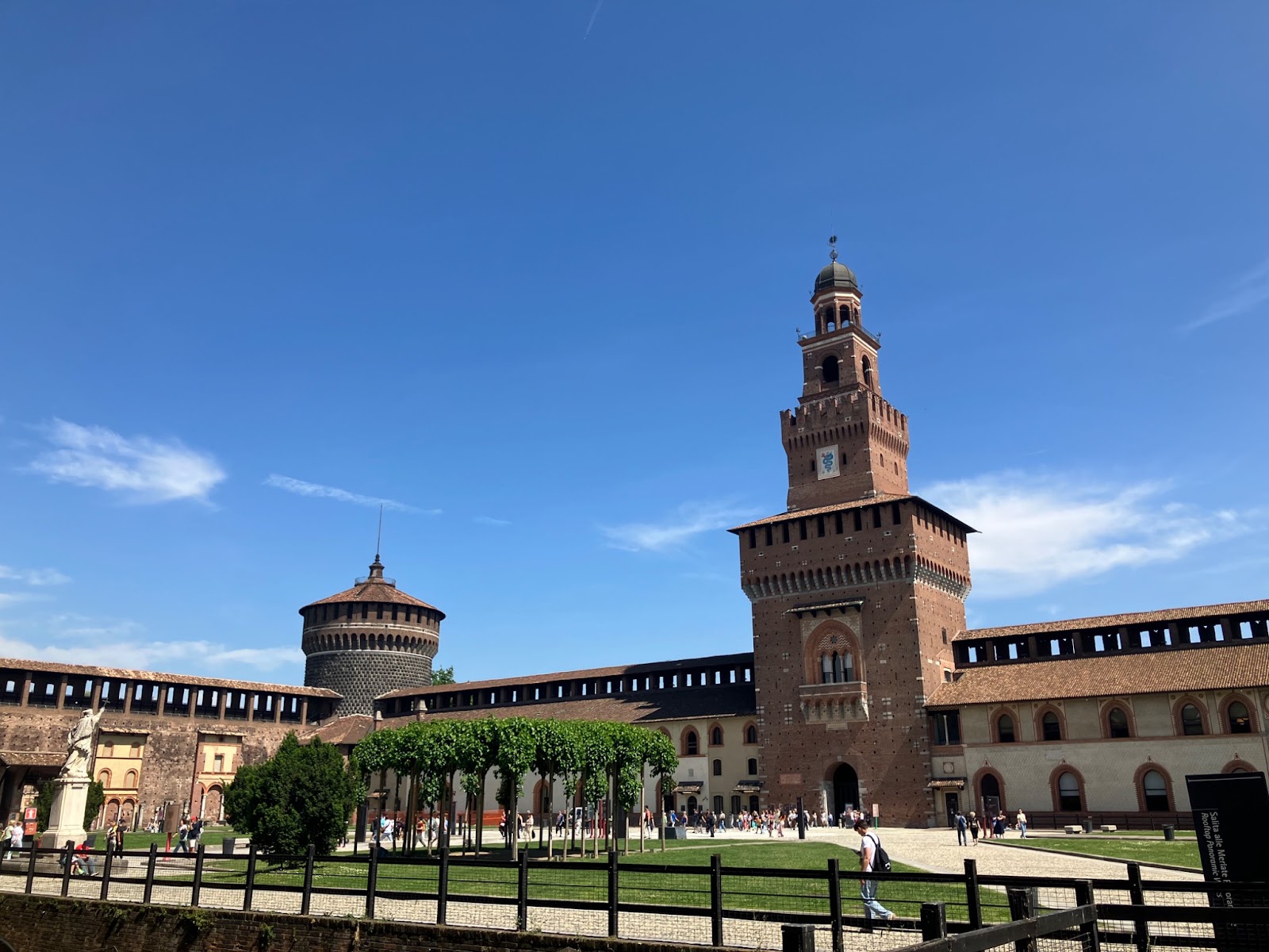 Itinerario de 3 días en Milán: la guía definitiva para tu viaje es img 75823 8 1 Castello Sforzesco (Piazza d'Armi) | Milán | Italia